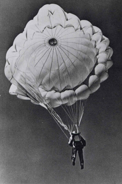 eagle_parachute_1944.jpg